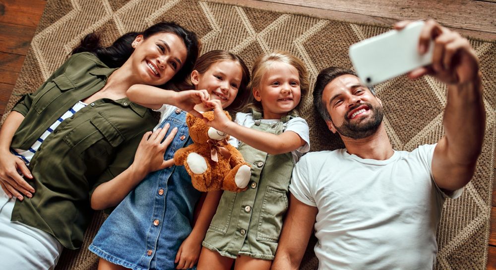 Familie mit Vater, zwei Kindern und Mutter